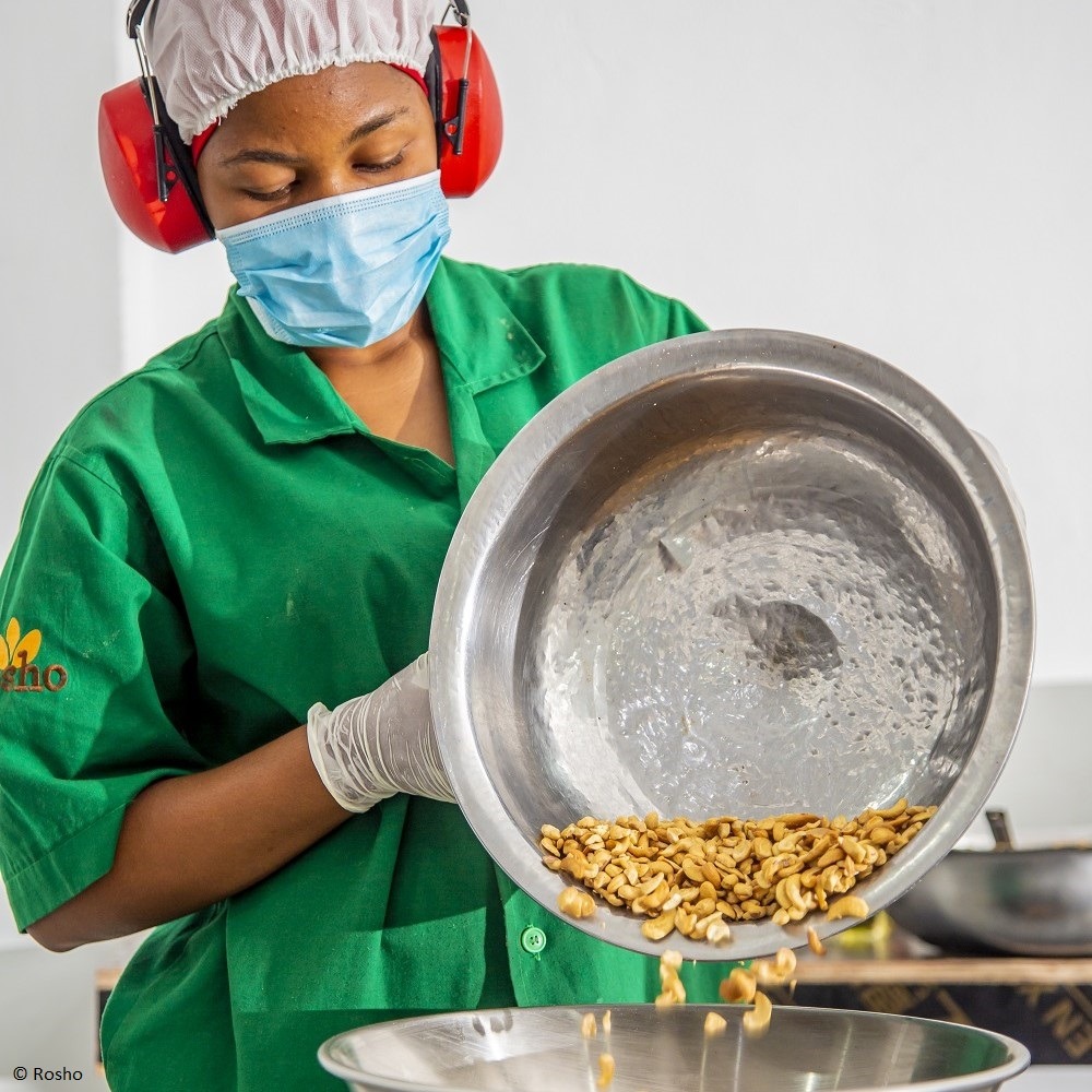©rosho-woman-pouring-cashews-in-bowl_sq